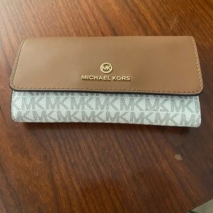 MICHAEL KORS WALLET white and brown.    17 card slots, four slots for money